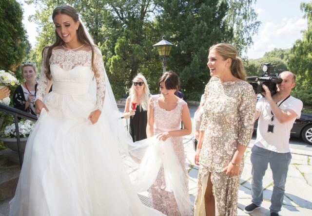 HVER SIN ÆRE: Tone Damli Aaberge var forlover da storesøster Tale giftet seg i sommer, mens Tale er gudmor for Tones nydøpte datter Billie. Foto: Tor Lindseth HVER SIN ÆRE: Tone Damli Aaberge var forlover da storesøster Tale giftet seg i sommer, mens Tale er gudmor for Tones nydøpte datter Billie. Foto: Tor Lindseth